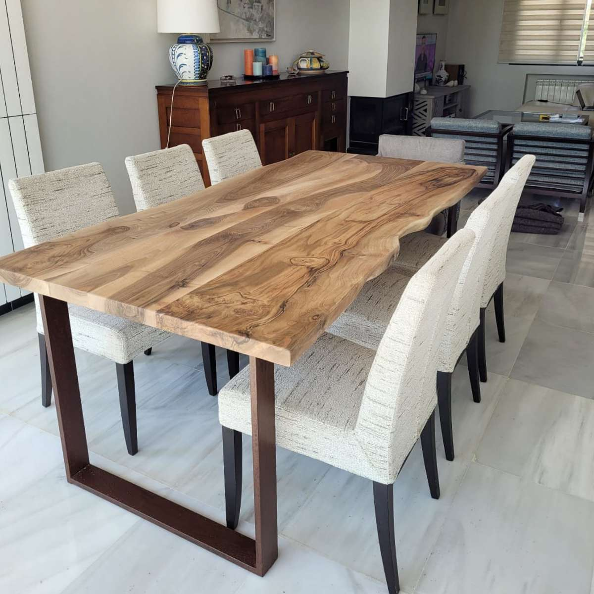 Mesa de comedor rústica de madera con borde natural y patas metálicas